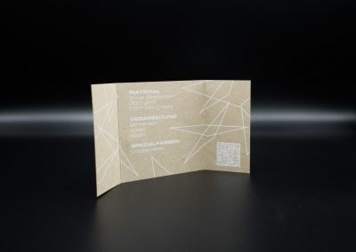 Altarfalz aus Graspapier mit Weißdruck, geeignet für Preislisten und Produktflyer.