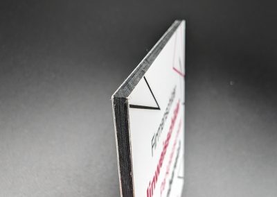 Kante einer 3mm Alu-Dibond Platte mit bedruckter Folie