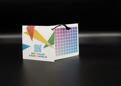 Farbsheets mit verschiedenen Metallicfarben, darunter Sonderfarben und Spezialfarben für den Digitaldruck