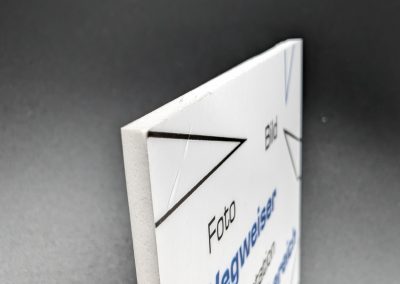 Kante einer 3mm Forex Platte mit bedruckter Folie für Eingangsschilder und Wegweiser