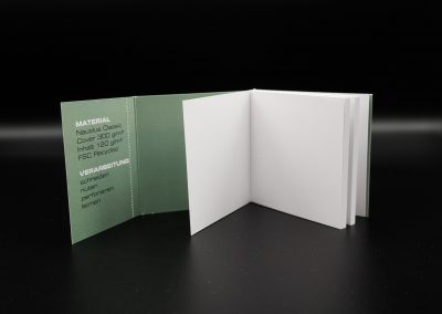 Paperback Buch mit Hotmelt Klebebindung und aufgeklapptem perforiertem Klapper